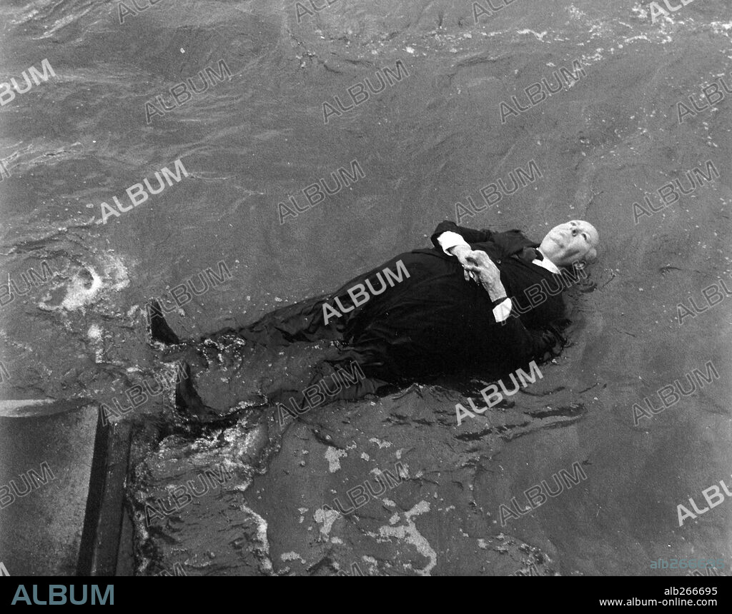 ALFRED HITCHCOCK en FRENESI, 1972 (FRENZY), dirigida por ALFRED HITCHCOCK. Copyright UNIVERSAL PICTURES.