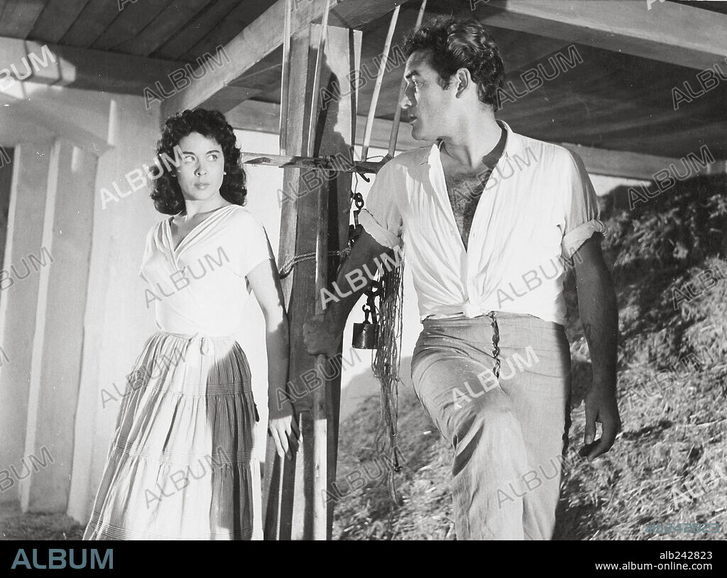 AURORA BAUTISTA et JORGE MISTRAL dans LA GATA, 1956, réalisé par MARGARITA ALEXANDRE et RAFAEL MARIA TORRECILLA. Copyright NERVION FILMS.