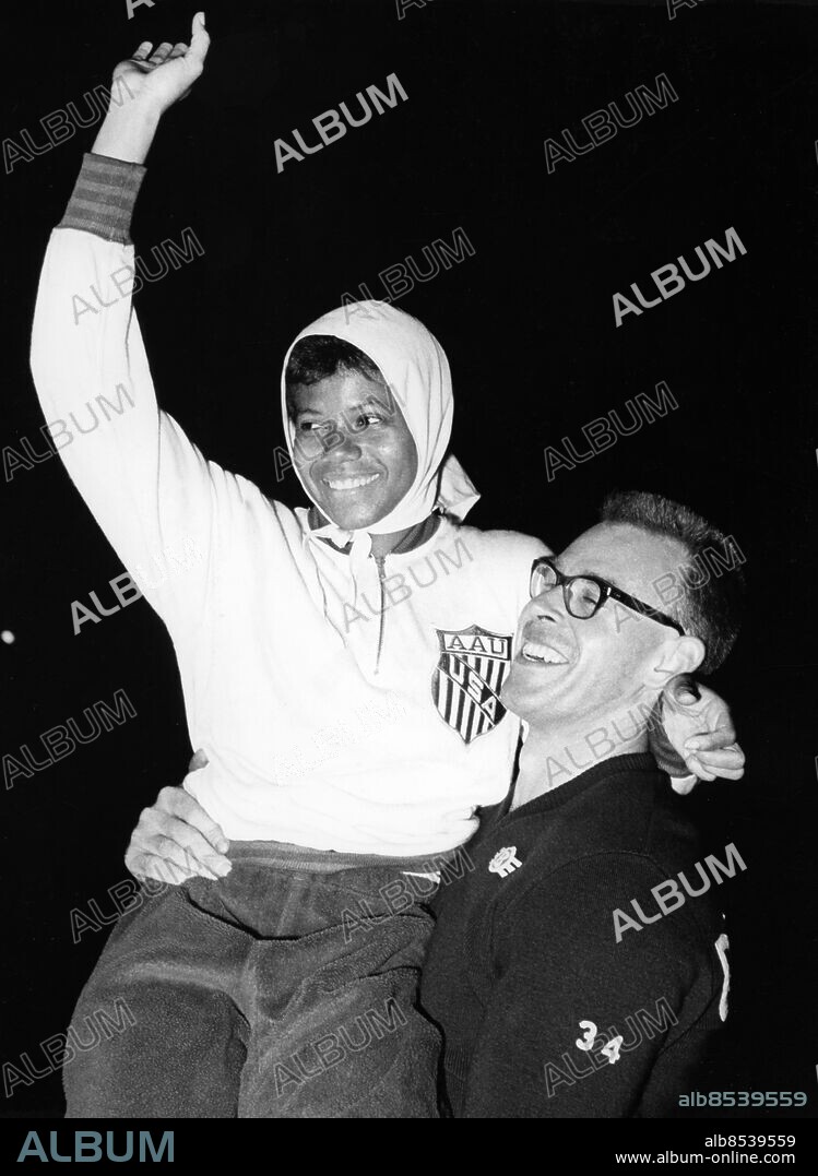 MALMÖ 1962-08-30.. USA-spelen går av stapeln på Malmö stadion. Här ses segraren i kula, Erik Uddebom, Sverige, lyfta segrarinnan på 100 m damer, sprinterdrottningen Wilma Rudolph, USA.. Foto: AB Text & Bilder / SVT / Kod: 5600. Mapp: Rudolph, Wilma. Vinnare Segrare.