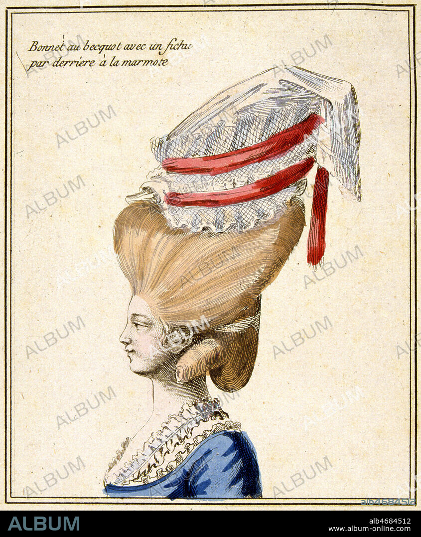Les coiffures de MARIE-ANTOINETTE (1755-1793) : Bonnet au becquet avec un fichu. Gravure coloriee, vers 1780. (18e, 18eme, XVIIIe s.) Credit : JEAN VIGNE / KHARBINE-TAPABOR.