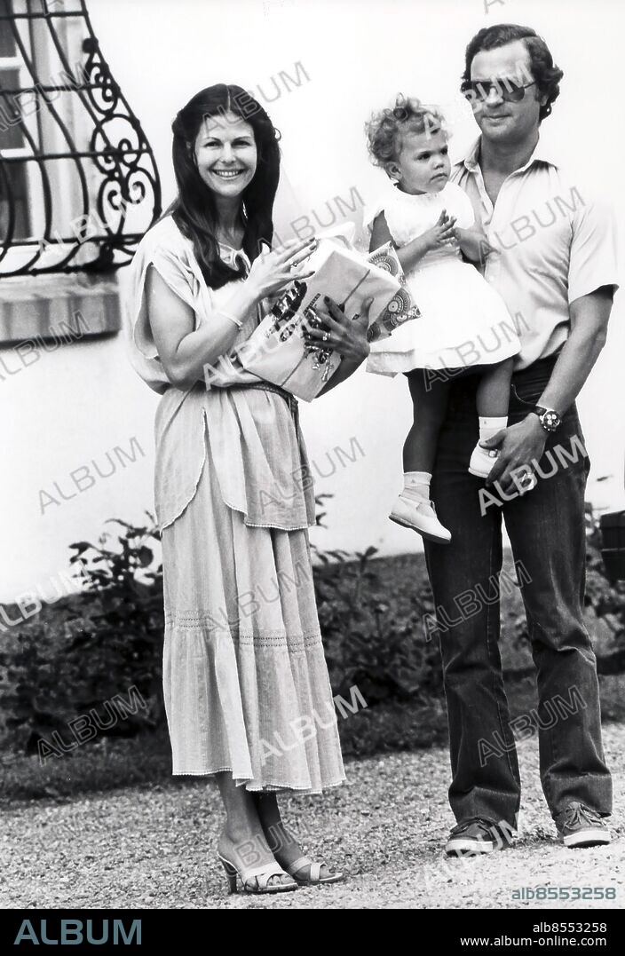 ARKIV 19790714. Kronprinsessan Victoria i pappa Kung Carl XVI Gustafs famn och mamma drottning Silvia står bredvid med en födelsedagspresent till Victoria handen vid firandet av Victorias 2-årsdag på Solliden på Öland 14:e juli 1979. 1980 ändrade regeringen successionsordningen så att Victoria blir Sveriges tronarvinge.. Foto: Ingvar Karmhed / SvD / SCANPIX / Kod: 11014. ----------------------------------------------------------------. FILE 19790714. Swedish Crown Princess Victoria holds by her father King Carl XVI Gustaf as mother Queen Silvia stands beside holding Victoria's birthday present during the celebration of the Crown Princess 2 year birthday at the Royal family's summer residence Solliden on the island Oland outside the Swedish coastline in the Baltic Sea on July 14, 1979. Swedish government change the heir apparent in 1980 and first born Princess Victoria became the heir of the throne.. Photo: Ingvar Karmhed / SCANPIX SWEDEN / Code: 11014 *** Local Caption *** 00152232.