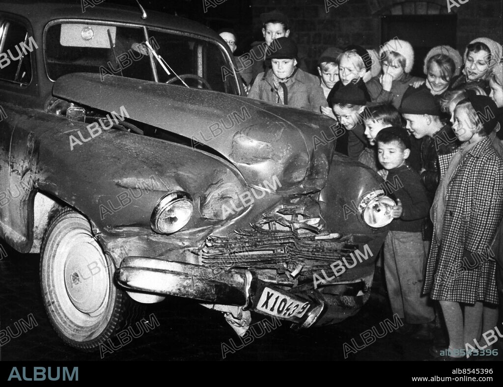 ARKIV -19520111 . En häftig krock i hörnet av Hälsingegatan och Frejgatan, Bilkrockar var ett folknöje på femtiotalet, Speciellt för unga grabbar.Bilden publicerad i boken "Så var det". Sid 77 . Foto: Åke Borglund Kod:192 . COPYRIGHT SCANPIX SWEDEN.