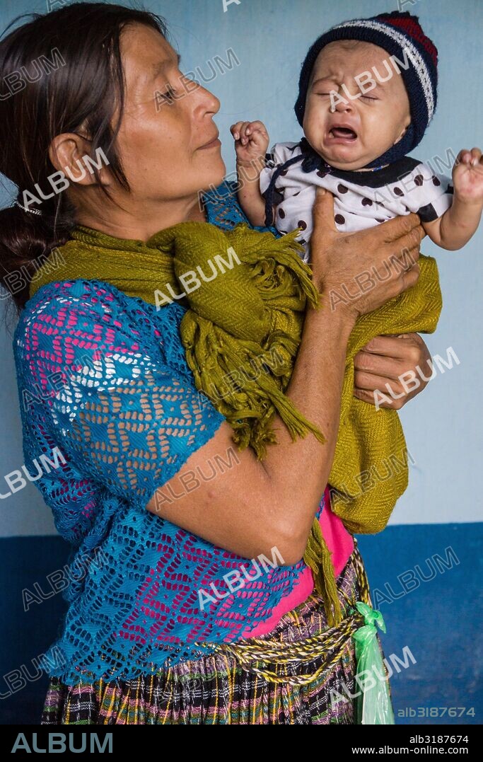 madre indigena con su bebe, centro de salud, Lancetillo ( La Parroquia), municipio de Uspantán, Quiche , sierra de Chamá, Guatemala, Central America.