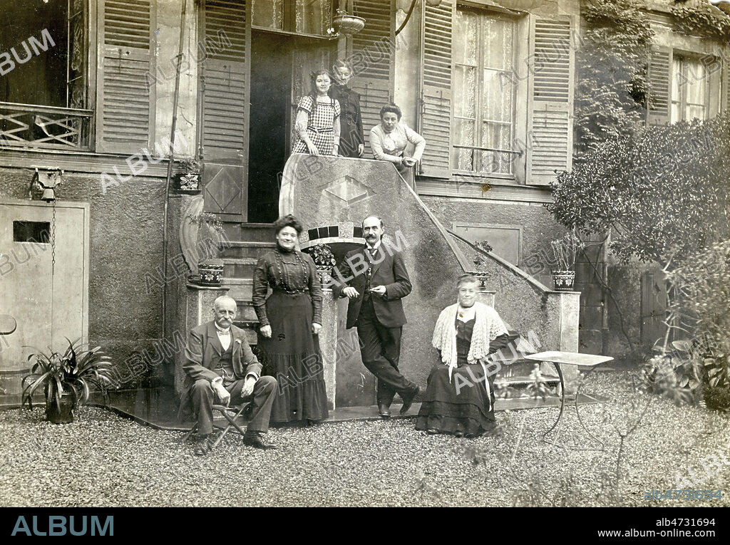 Famille devant une maison. Photo d'amateur, vers 1900. Credit : Jean Vigne/KHARBINE-TAPABOR.