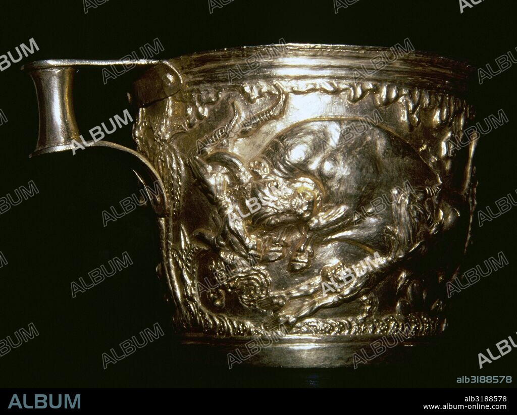 VASO DE VAFIO. Escena dramática. Detalle del relieve dramático de un TORO caido en una red, el cual pugna por librarse de ella. Realizado en oro repujado. Alto: 8,4 cm. Procedente de la tumba de Vafio, cercana a Esparta (Laconia). Datado entre 1500-1450 a. C. Museo Arqueológico Nacional. Atenas. Grecia.