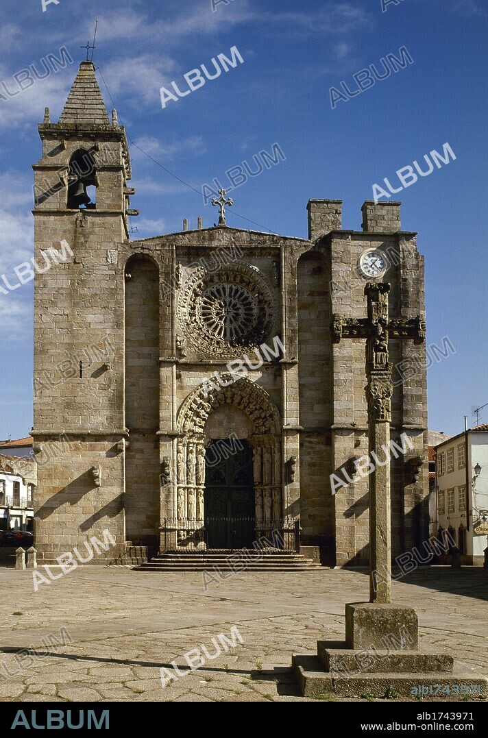 GALICIA. NOIA. Vista de la IGLESIA DE SAN MARTIN (IGLESIA DE SAN MARTIÑO), construída en el año 1434 por orden del arzobispo Lope de MENDOZA. En primer término, un típico CRUCEIRO gótico. Provincia de A Coruña. España.