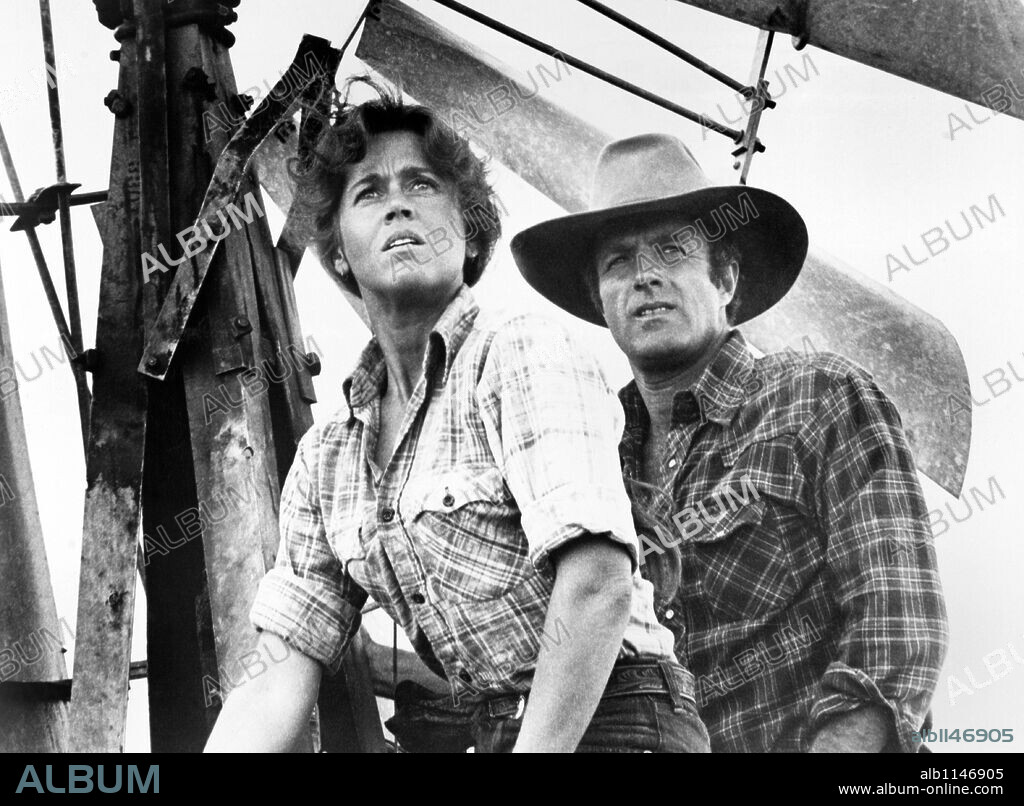 JAMES CAAN y JANE FONDA en LLEGA UN JINETE LIBRE Y SALVAJE, 1978 (COMES A HORSEMAN), dirigida por ALAN J. PAKULA. Copyright UNITED ARTISTS.