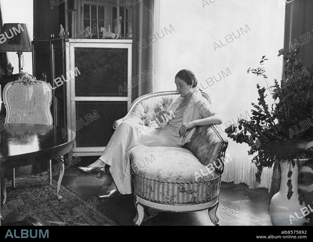 Orig. bildtext... DIE GATTIN DES REICHWERMINISTERS VON SCHLEICHER IN IHREM HEIM. BERLIN - Unser Bild zeigt die Gattin des Reichswehrministers, frau Elisabeth von Schleicher, geborene von Hennigs, in ihrem Heim im Reichwehrministerium. Es ist das erste Mal, das einem Photographen gestattet wurde, Aufnahmen von Frau Minister von Schleicher in ihrem heim zu machen. Anm. Elisabeth von Schleicher, jämte maken Kurt von Schleicher mördad av nazisterna 1934-07-30 Kurt von Schleicher, rikskansler 1932-33 Klänningar Pälsjackor Kanapéer Inredningar Lyx CD248 persons: Elisabeth von Schleicher sites: BERLIN ;TYSKLAND.