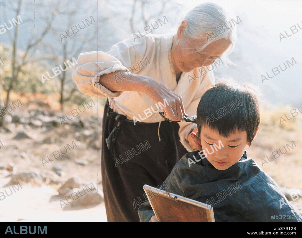 EUL-BOON KIM and HYO-HEE DONG in THE WAY HOME, 2002 (JIBEURO), directed by JEONG-HYANG LEE. Copyright TUBE ENTERTAINMENT.