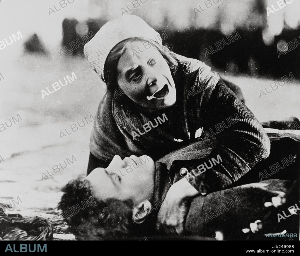VERA BARANOVSKAIA en LA MADRE, 1989 (MAT), dirigida por VSEVELOD I. PUDOVKIN. Copyright MEHZRABPOM, MOSCOW.