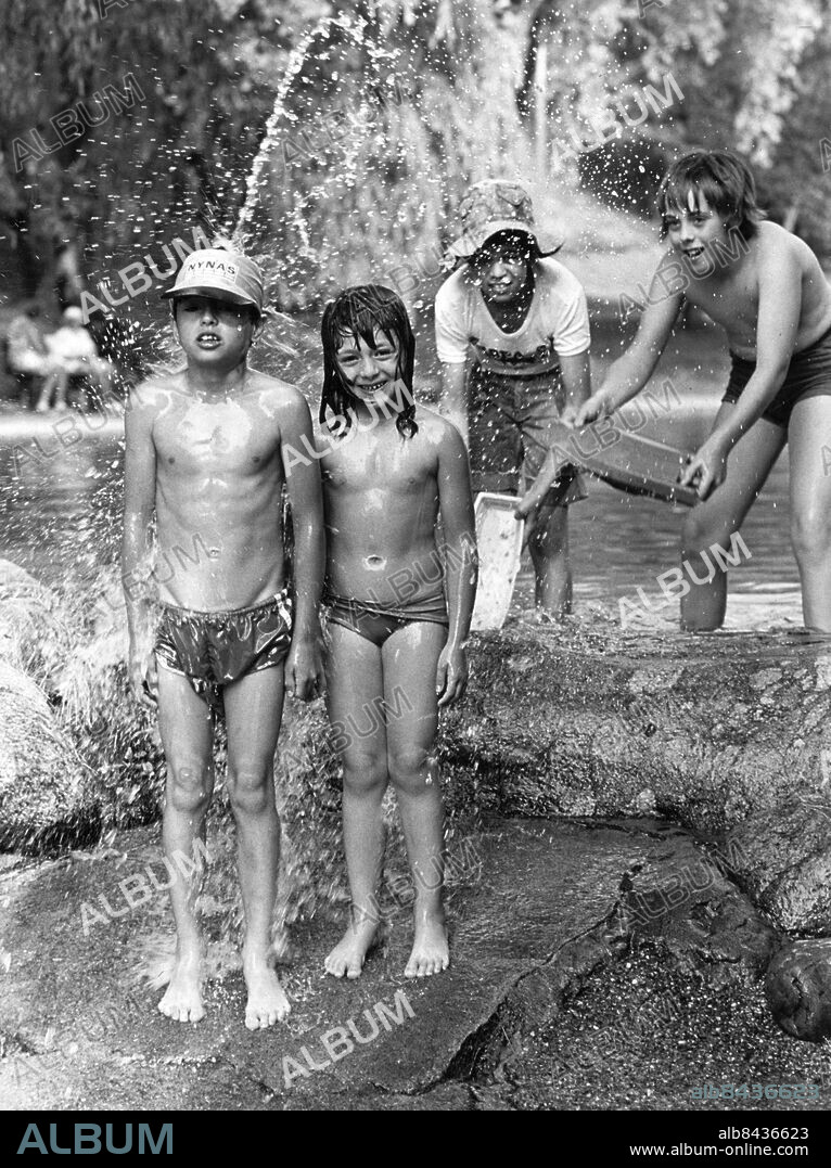 Stockholm 1978-07-31. Sommar i Stockholm. Så här varmt och skönt har det sett ut i hela Sverige de senaste dagarna. Solen och värmen stannar i södra Sverige. Men i norr kommer det att bli lite svalare.. Foto: Jan Delden / Expressen / TT / Kod: 10. ** AFTONBLADET OUT **.