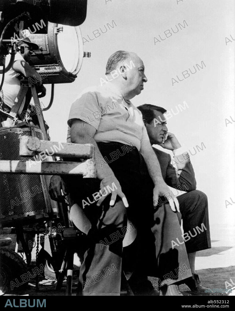ALFRED HITCHCOCK und CARY GRANT in NORTH BY NORTHWEST, 1959, unter der Regie von ALFRED HITCHCOCK. Copyright Metro-Goldwyn-Mayer (MGM).