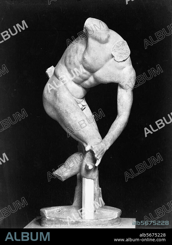 Myron, 5. Jh. v. Chr. Diskobol (Diskuswerfer). Um 450 v. Chr. Parischer Marmor, Höhe 153 cm. Römische Kopie nach Bronzestandbild des Myron (Sog. Discobolo di Castel Porziano). Inv. Nr. 26039. Rom, Museo Naz. Romano, Palazzo Massimo.