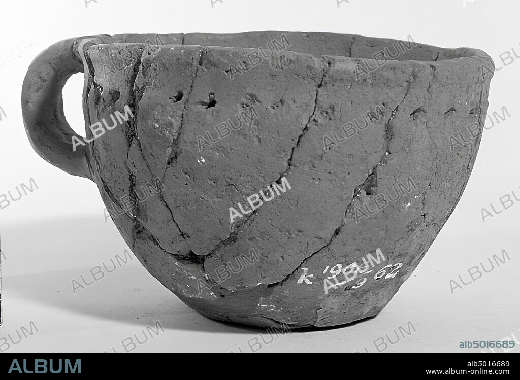 Pot of an early-Germanic type with an earpiece and a horizontal row at the top. Reddish brown coarse pottery. Old bondings and additions., Bee pot, earthenware, h: 7 cm, diam: 10.6 cm, br (incl. Ear): 13 cm, prehistory -800.