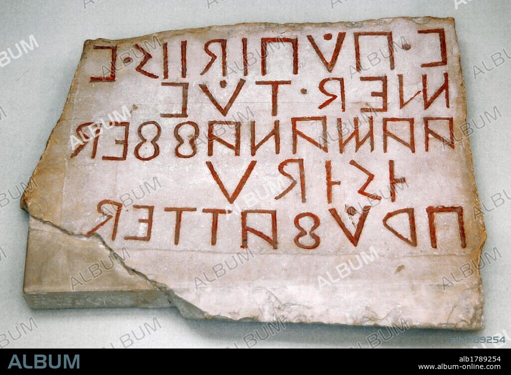 IDIOMA OSCO. Estela de piedra inscrita. Fechada hacia 300-100 a. C. Fragmento localizado en el arco interno de la Puerta Nola en Pompeya. La inscripción, de derecha a izquierda dice: "VIBIUS POPIDIUS, HIJO DE VIBIUS, MAGISTRADO, SE HIZO CARGO DE ESTE TRABAJO Y LO APROBÓ". Museo Británico. Londres. Inglaterra. Reino Unido.