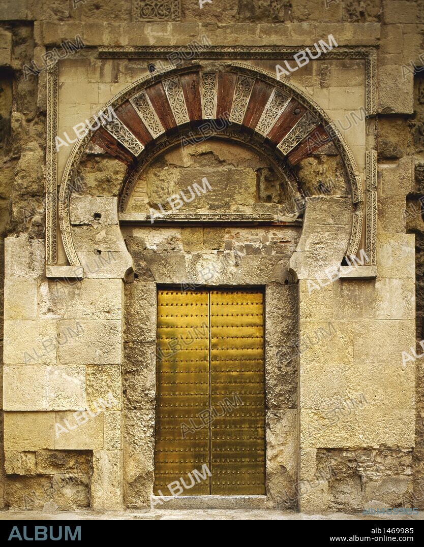 ARTE ISLAMICO. EPOCA OMEYA. ESPAÑA. SIGLO VIII. MEZQUITA DE CORDOBA. Iniciada en el año 785 bajo reinado del primer emir, Abd-er-Rahman I (756-788). Vista de la PUERTA DE SAN ESTEBAN o DE LOS VISIRES (BAB AL-WUZARA) con un arco de herradura con dovelas que alternan la piedra blanca decorada y el ladrillo. CORDOBA. Andalucía.