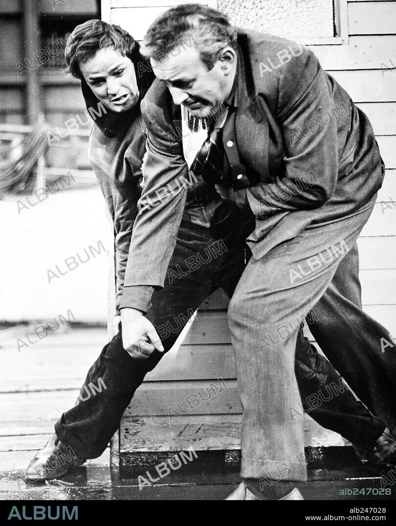 LEE J. COBB and MARLON BRANDO in ON THE WATERFRONT, 1954, directed by ELIA KAZAN. Copyright COLUMBIA PICTURES.