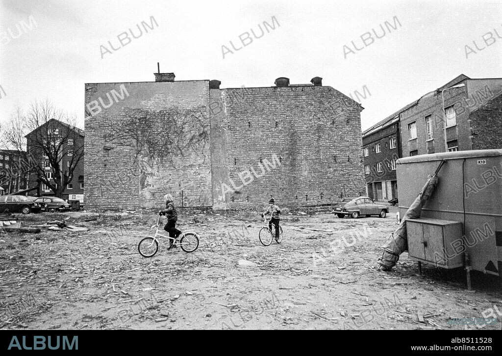 NORRKÖPING 1971.. Två barn med cyklar på en rivningstomt i Norrköping.. Foto: Ulf Stråhle / RiR / SVT / Kod: 5600. Bild och reportage publ. i RiR 50/71 sid. 20-22 inför TV-programmet Vad sker med våra städer?. RiR 20287 sv/v neg. Exteriör.