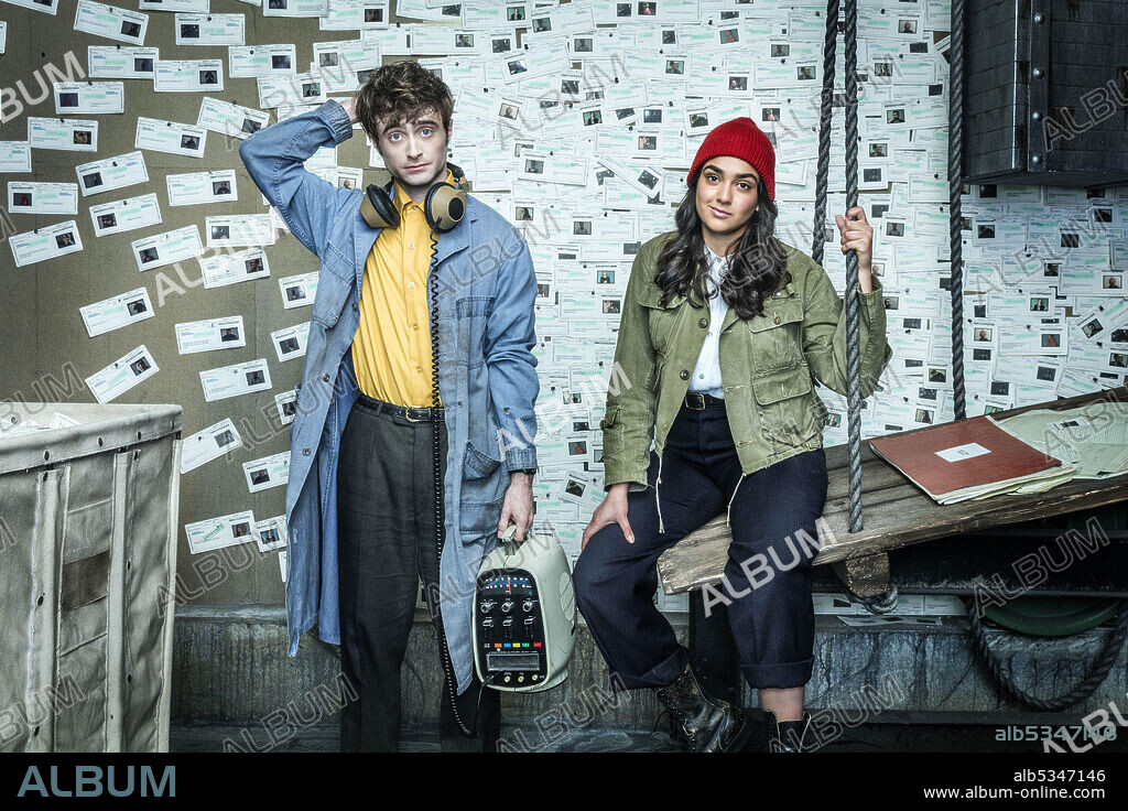 DANIEL RADCLIFFE et GERALDINE VISWANATHAN dans MIRACLE WORKERS, 2019, réalisé par JORMA TACCONE. Copyright Broadway Video.