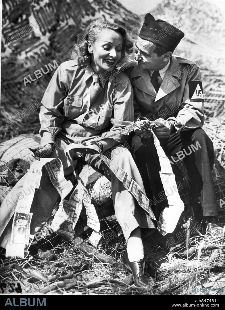 SEKLET-KULTUR-40      Tyska skådespelerskan Marlene Dietrich och kompositören Irving Berlin ses här i Italien under 2:a världskriget, där de underhöll de amerikanska soldaterna. Foto: TT Kod: 190/9909 COPYRIGHT SCANPIX SWEDEN.