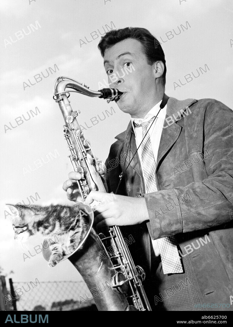 Austrian singer, actor and entertainer Peter Alexander plays the saxophone (undated archive picture). 2002