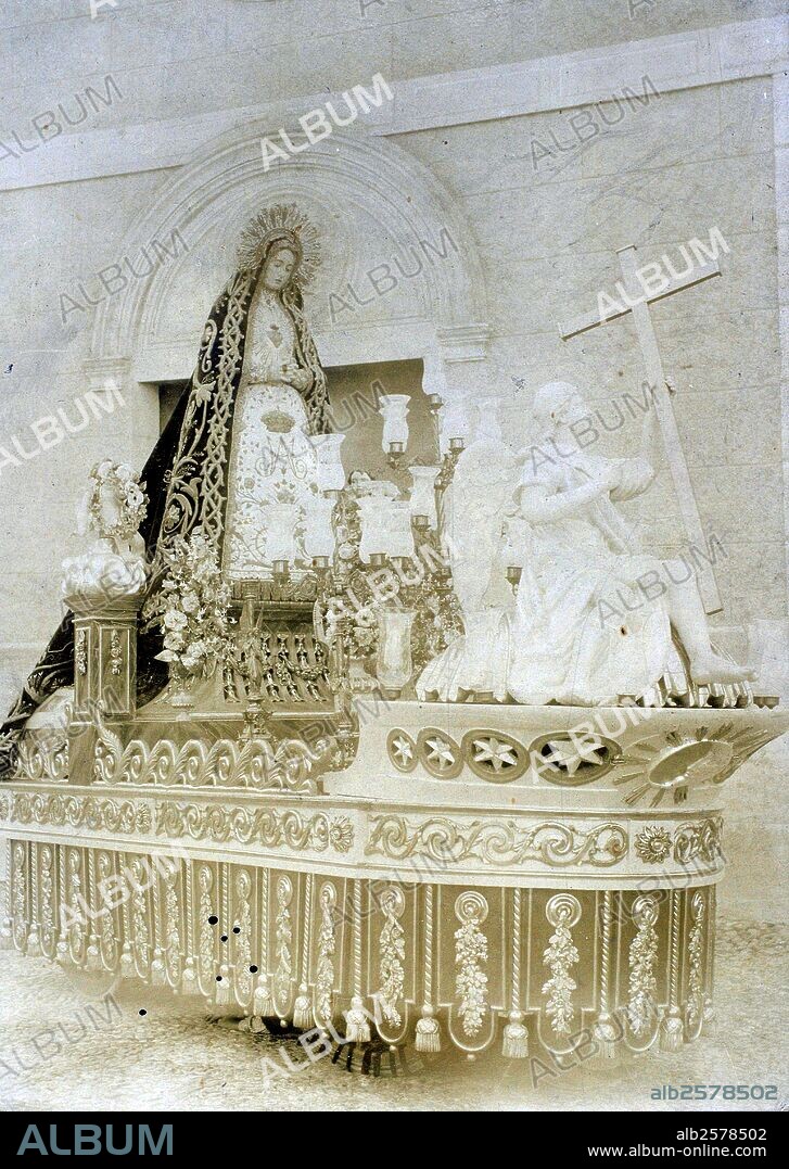 Imagen de la Virgen de la Soledad y Desamparo de Madrid, en su trono.
