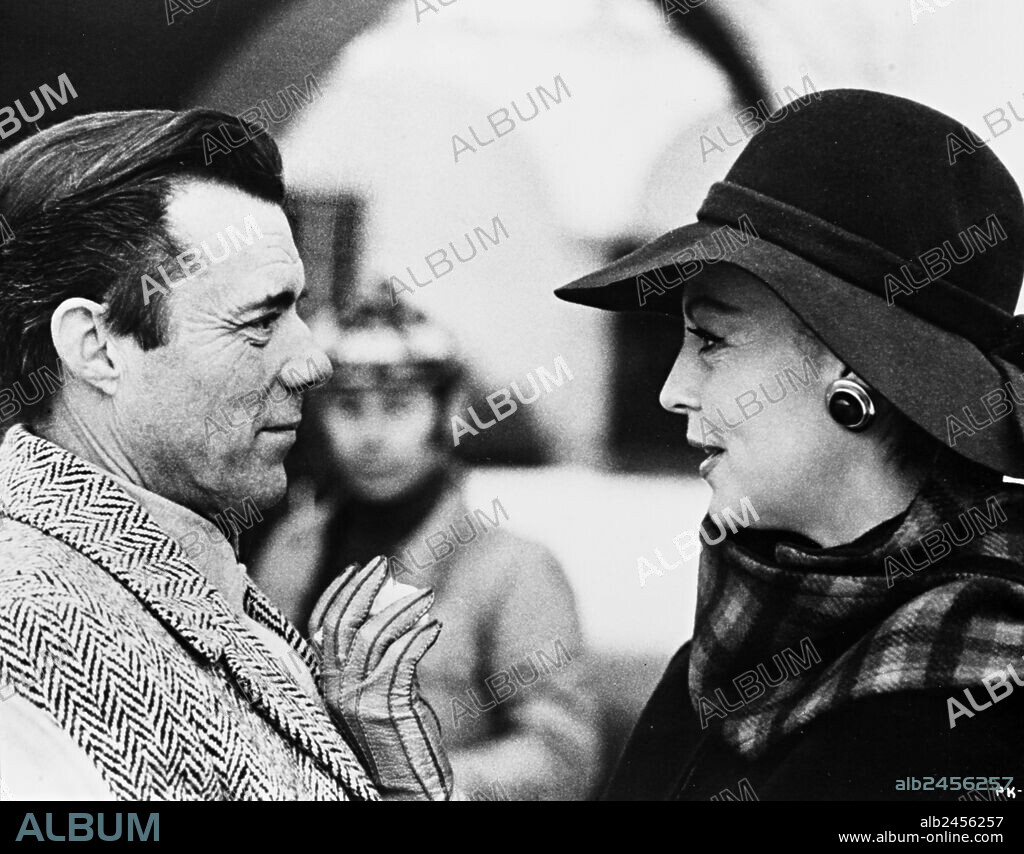 AVA GARDNER y DIRK BOGARDE en EL HOMBRE QUE DECIDIA LA MUERTE, 1975 (PERMISSION TO KILL). Copyright WARNER BROS.