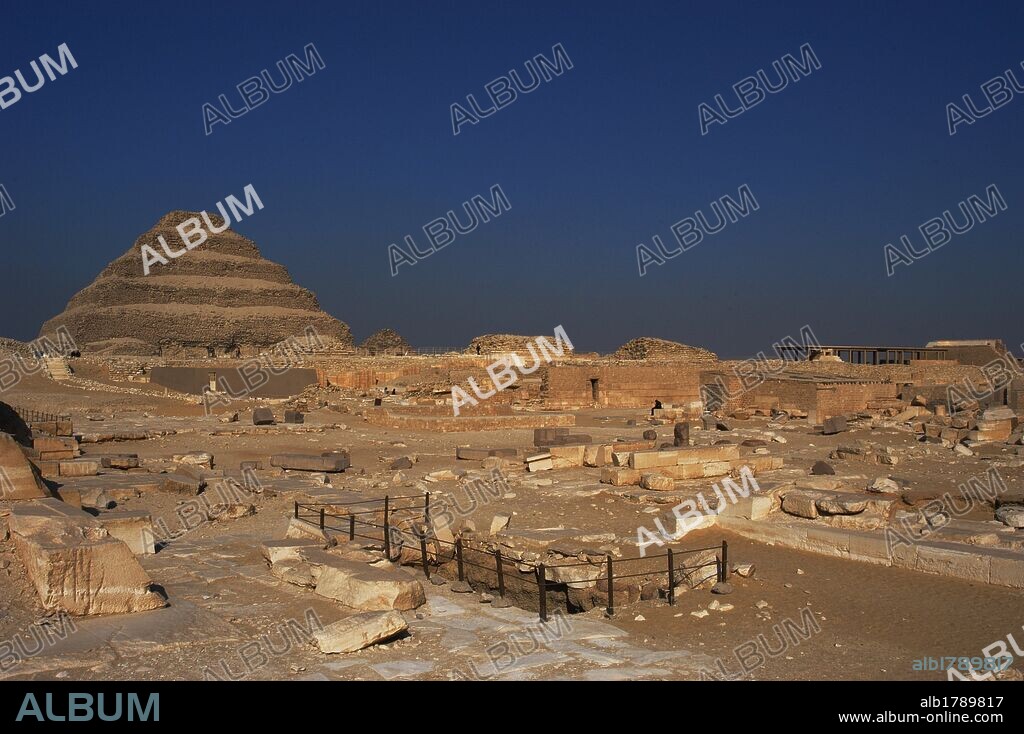 ARTE EGIPCIO. PIRAMIDE DE NETCHERJET (ZOSER) o "PIRAMIDE ESCALONADA". Tumba del Dyoser, segundo emperador de la III DINASTIA y de varios miembros de su familia. Edificada por IMHOTEP, primer arquitecto del que se conoce el nombre, entre (2635-2615 a. C). Se trata de una MASTABA escalonada por 6 escalones. IMPERIO ANTIGUO. Necrópolis de SAKKARA. Egipto.
