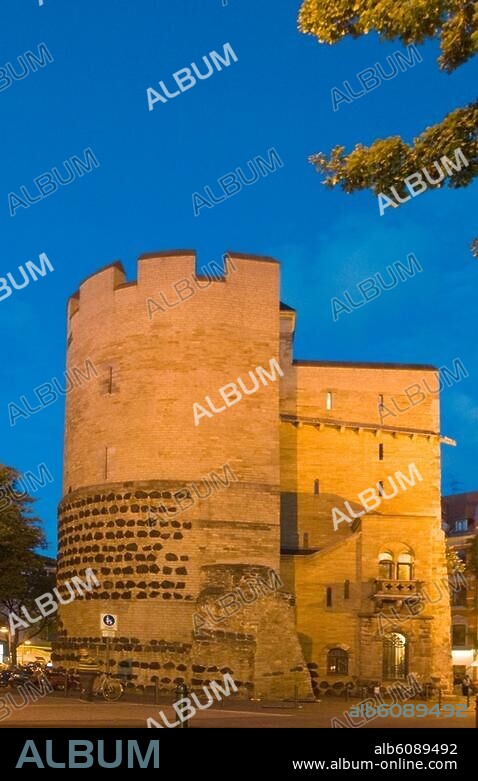 Köln, Eigelstein-Torburg, eine von drei erhalten gebliebenen Stadttorburgen der mittelalterlichen Stadtmauer.