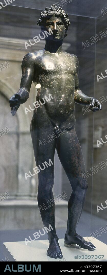 Efebo de Antequera. Escultura romana en bronce representando a un joven desnudo de pie. Principios del siglo I d. C. Procedente de la villa romana de Las Piletas. Museo de la Ciudad de Antequera. Provincia de Málaga. Andalucía. España.