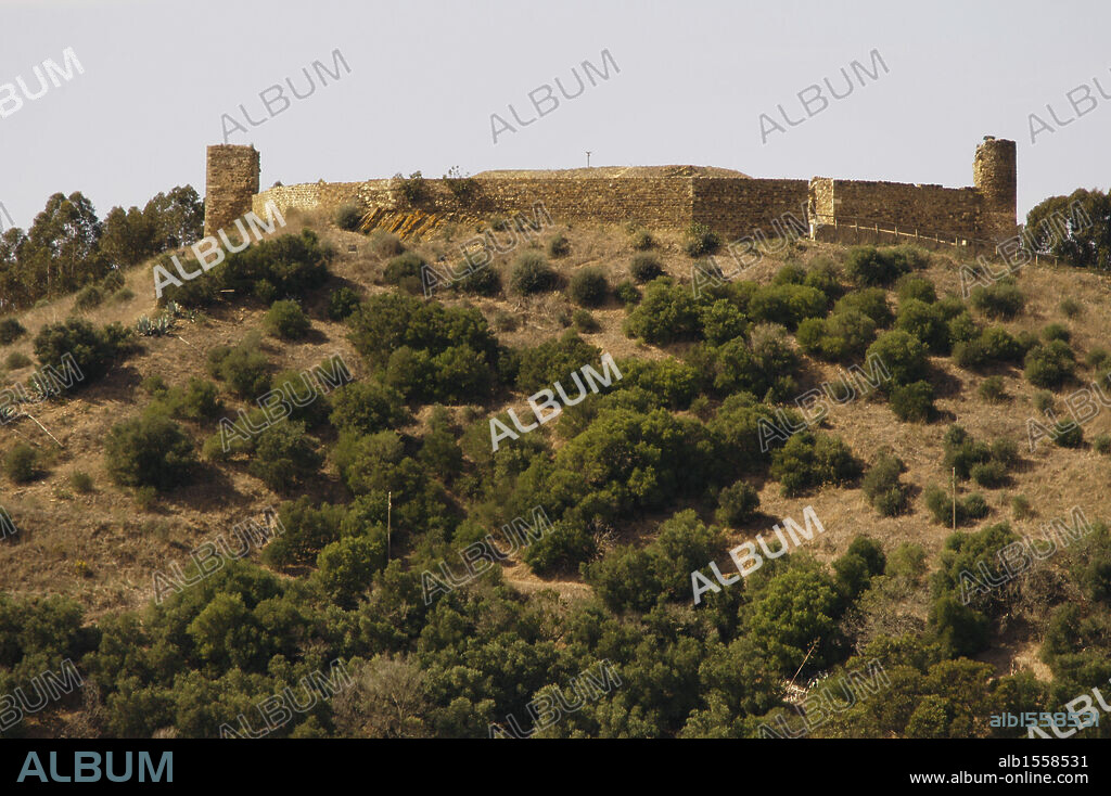 Portugal, Aljezur. View of the castle of Arab origin, dating from the 10th century. It was conquered in 1246 by knights loyal to Paio Peres Correia. It was used as a defensive fortress until the 18th century. Algarve region.