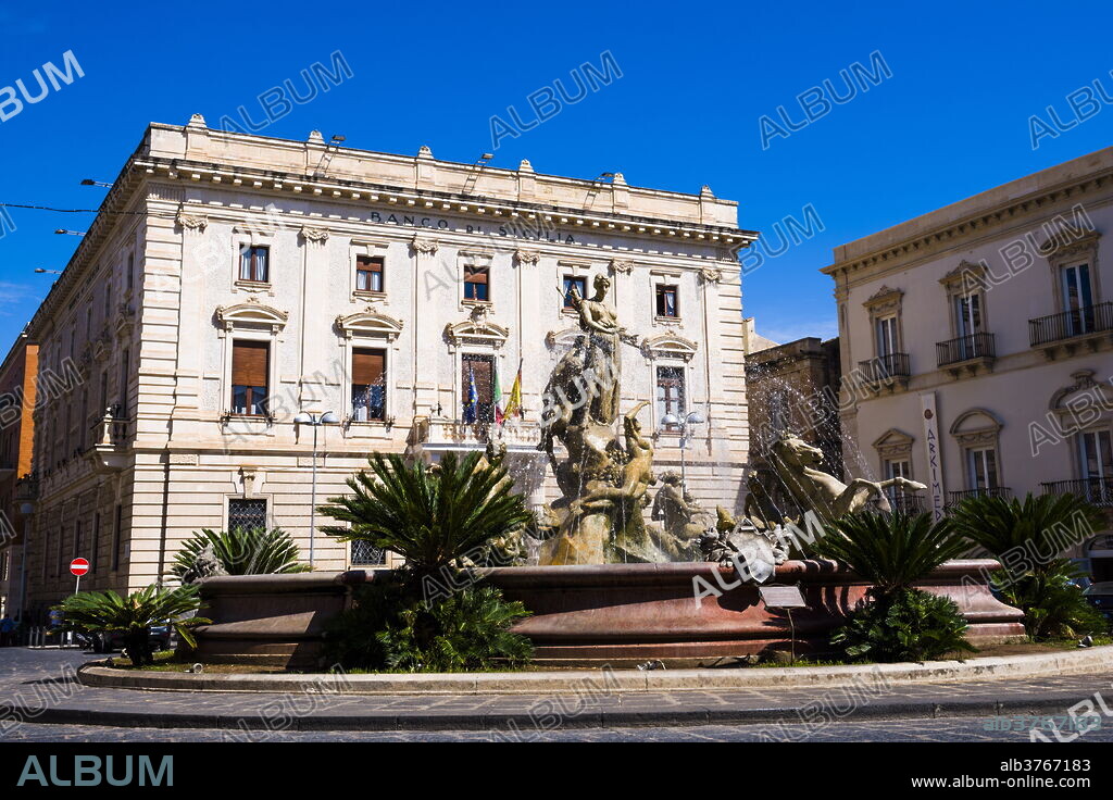 Fountain of Artemis and Banco di Sicilia, Archimedes Square, Ortigia (Ortygia), Syracuse (Siracusa), UNESCO World Heritage Site, Sicily, Italy, Europe.