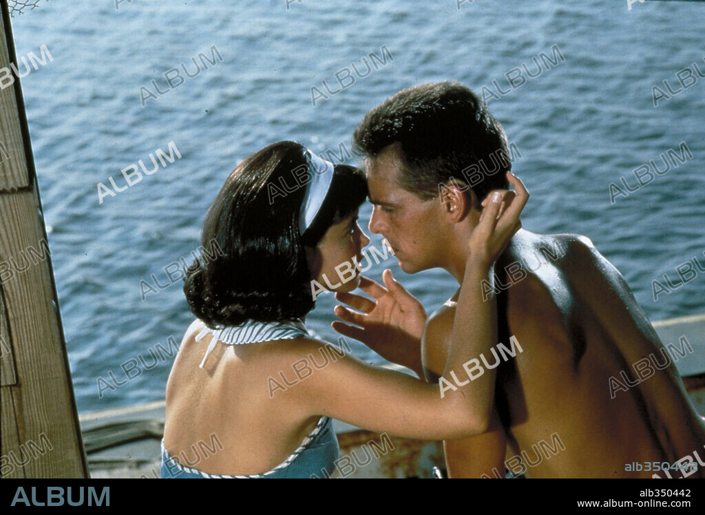 PHOEBE CATES and ROBERT RUSLER in SHAG, 1989, directed by ZELDA BARRON. Copyright PALACE PICTURES.