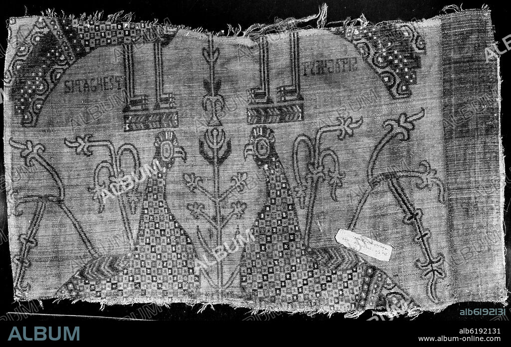 TELA ARABE PROCEDENTE DE LEYRE HALLADA EN UNA DE LAS ARQUETAS DEL ALTAR MAYOR DE LA CATEDRAL DE PAMPLONA - FOTOGRAFIA EN BLANCO Y NEGRO - AÑOS 60.