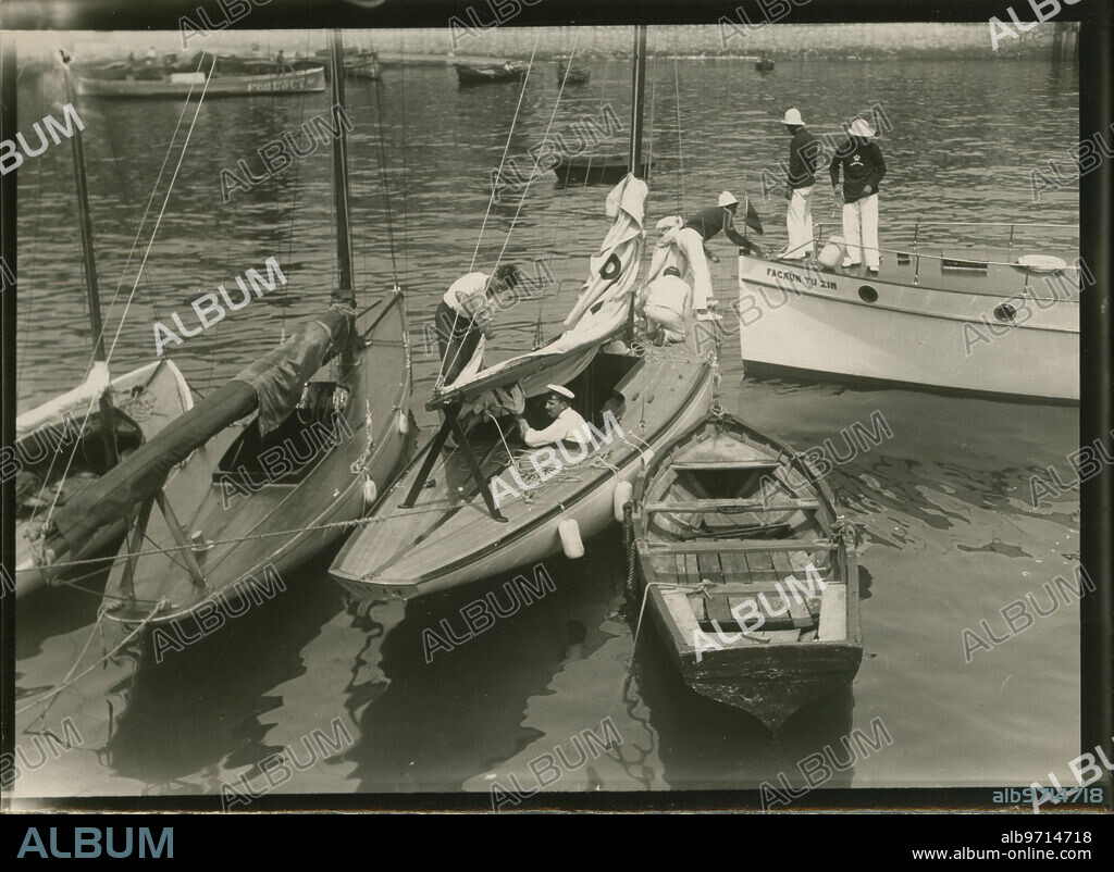 Santander, 1920 (C.A.). El rey Alfonso XIII recogiendo la vela de su embarcació en el puerto de Santander.