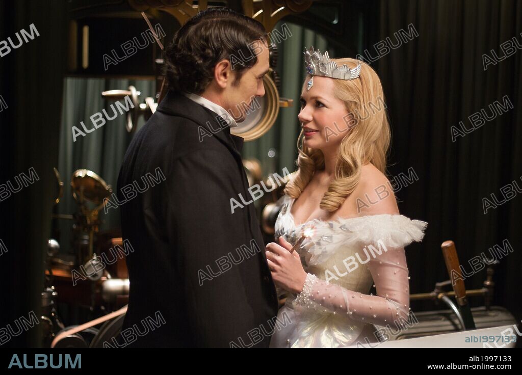 JAMES FRANCO y MICHELLE WILLIAMS en OZ, UN MUNDO DE FANTASIA, 2013 (OZ THE GREAT AND POWERFUL), dirigida por SAM RAIMI. Copyright ROTH FILMS/ WALT DISNEY PICTURES.