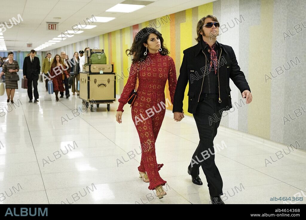 LORENZA IZZO y Leonardo DiCaprio en ERASE UNA VEZ EN... HOLLYWOOD, 2019 (ONCE UPON A TIME... IN HOLLYWOOD), dirigida por QUENTIN TARANTINO. Copyright Sony Pictures Entertainment/Heyday Films/Visiona Romantica.