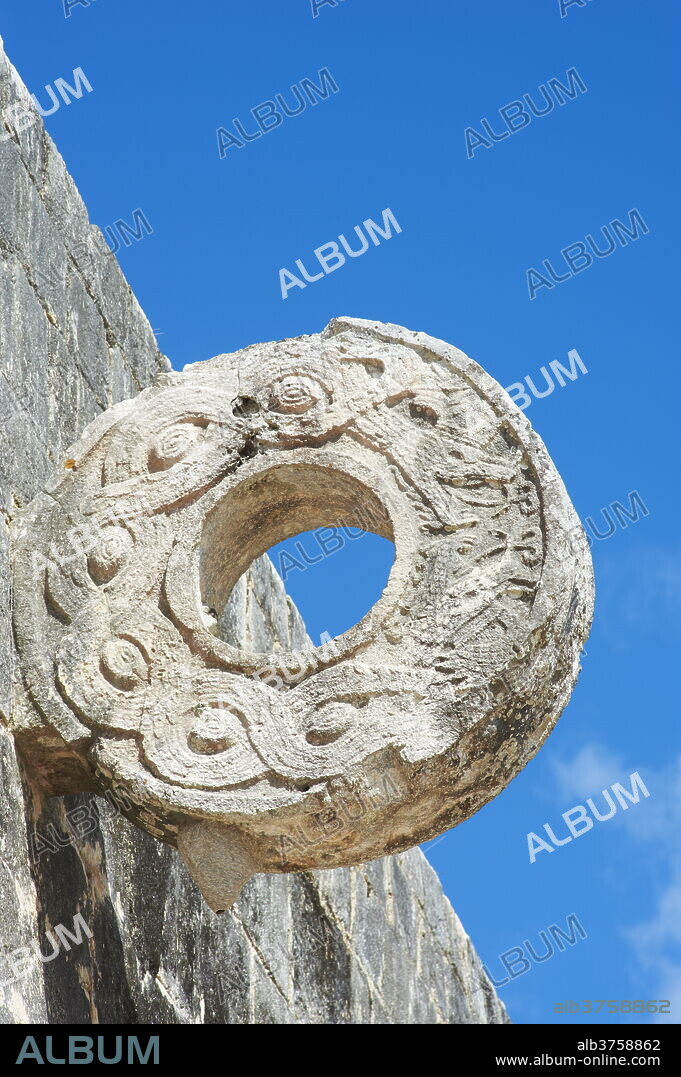 One of the stone hoops in the Great Ball Court (Gran Juego de Pelota), ancient Mayan ruins of Chichen Itza, UNESCO World Heritage Site, Yucatan, Mexico, North America.