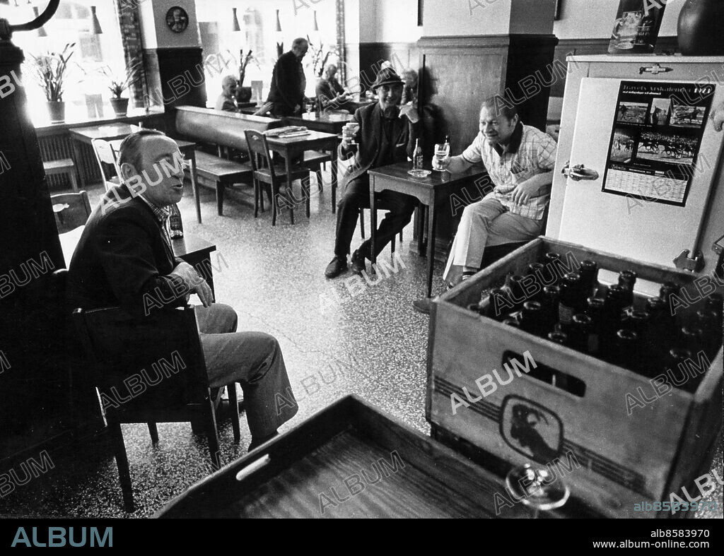 Stockholm 1973-06-18.....ölkafeet Ingemar. Det ligger på Roslagsgatan mitt i stadsdelen Sibirien och ser ut som det alltid har gjort. Höga speglar, svärmors tungor i krukor, mörkbruna träpaneler och mörkbruna stolar och bord. Tavlor med motiv från naturen. Vid bordet i bakgrunden: Wille Bohman och Oscar Andersson.. Foto: Per L-B Nilsson / DN / TT / Kod: . ** SvD OUT **.