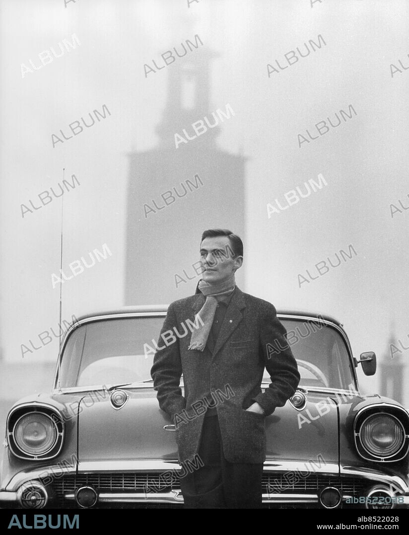 STOCKHOLM 1960-04.. Orig. bildtext... Gunnar Wiklund april 1960 Anm. G Wiklund, 1935-1989, svensk sångare. Handen i fickan Kavajer Halsdukar Dollargrin Amerikanare Stadshuset Tankfull CD519 persons: GUNNAR WIKLUND sites: STOCKHOLM;SVERIGE.