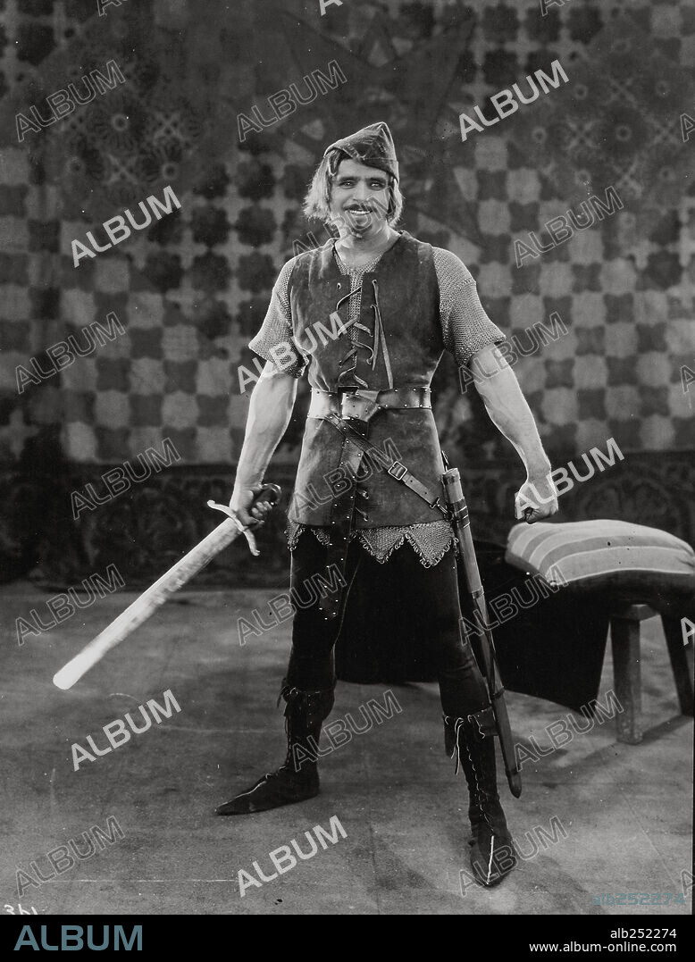 DOUGLAS FAIRBANKS en ROBIN DE LOS BOSQUES, 1922 (ROBIN HOOD), dirigida por ALLAN DWAN. Copyright UNITED ARTISTS.