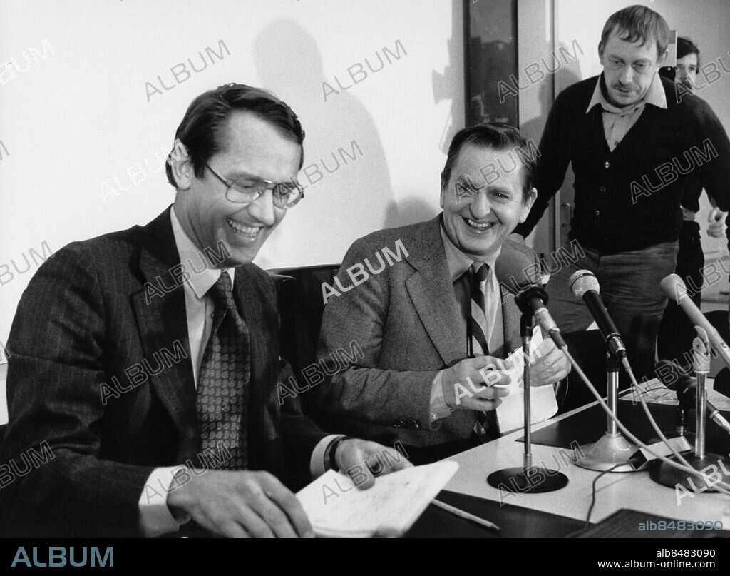 STOCKHOLM 19801112. Jan Eliasson (tv) och Olof Palme. I bakgrunden syns Olle Söderlund . Foto: Torbjörn Zadig/Svenskt Pressfoto Kod: 20360 . COPYRIGHT SCANPIX.