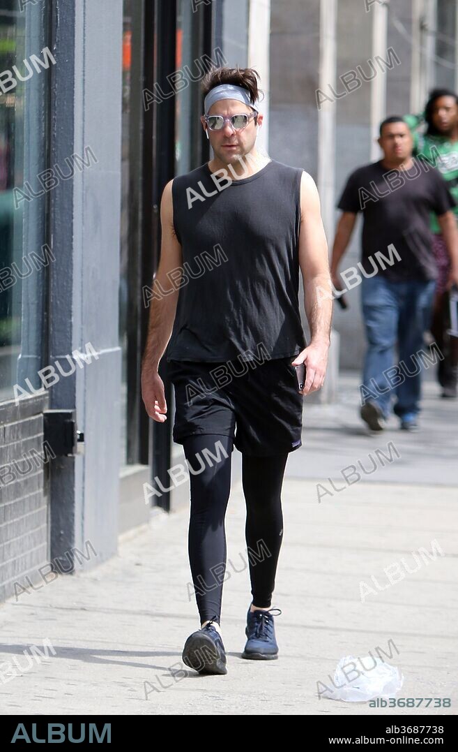 May 7, 2018 - New York, New York, United States - Actor Zachary Quinto wears his workout gear as he walks in downtown Manhattan on May 7 2018 in New York City. 07/05/2018