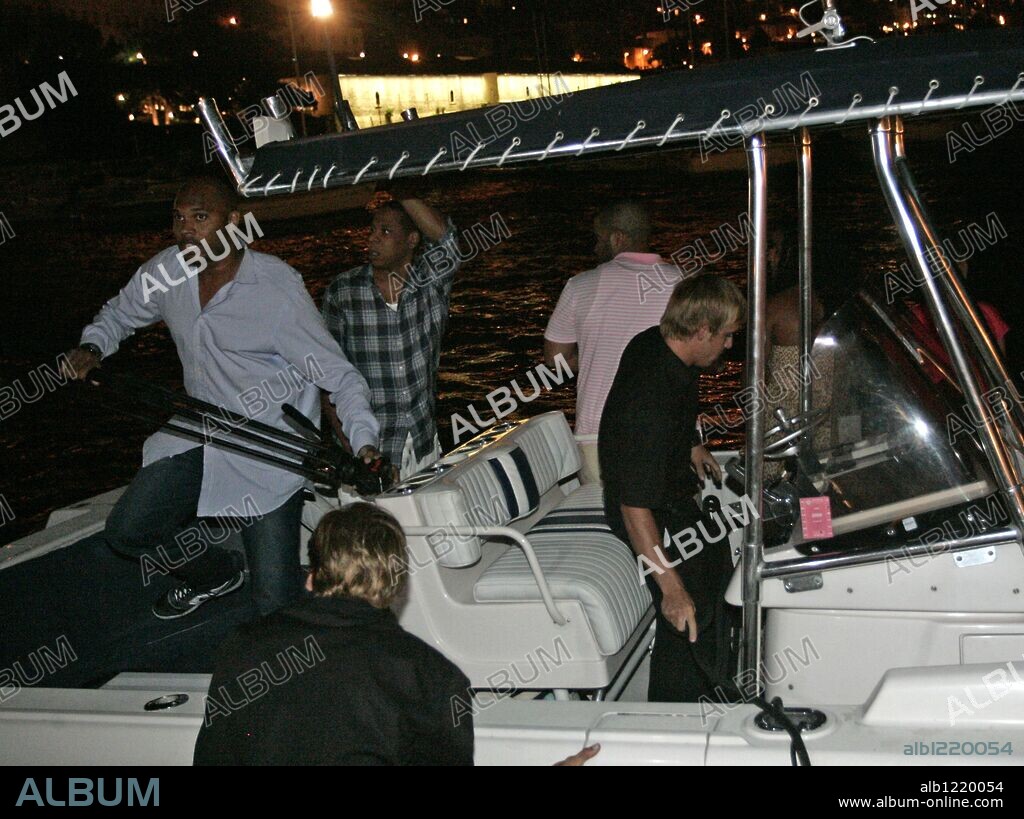 BEYONCE, JAY Z y Julius. Aug 19, 2009 - Dubrovnik, Croatia - BEYONCE (obscured) and JAY-Z watch as bodyguard JULIUS chucks a videographers tripod into the sea after he got into a physical altercation with him. Beyonce walked ahead of the commotion and never turned around even after boarding the dingy that took the group to their yacht.. The couple were about 200 yards from an exclusive restaurant called Gil's in Dubrovnik, Croatia where they visited on their yacht called 'Va bene,' owned by singer E Clapton. The bodyguard got physical twice with photographers, first grabbing a photographer by the neck on the way into the restaurant and then later kicking a videographer and breaking the light off from his camera. The videographer fought back, throwing his tripod at Julius. The bodyguard responded by throwing the tripod into the sea. The videographer, Dragan Banovic, owner of Dubrovnik TV, filed a police report. The incident happened at 1:30am. Beyonce, Jay-Z the bodyguard and the yacht were all gone by the time the sun came up. 19/08/2009