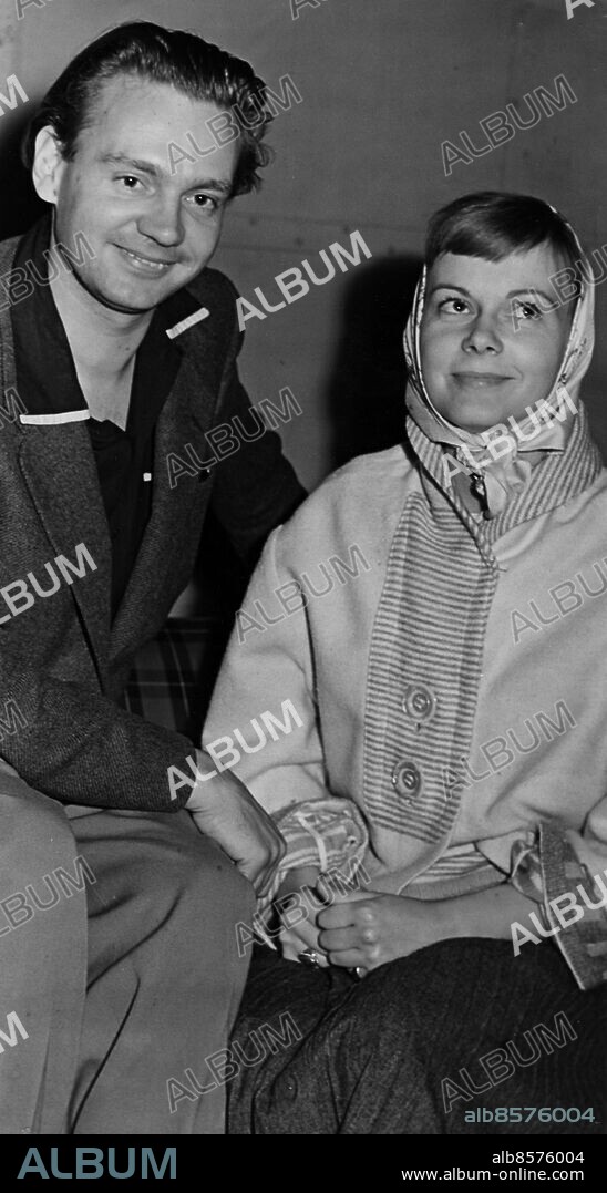 ARKIV CA 1952-08-17. Skådespelaren Anita Björk med Stig Dagerman är tillbaka till Sverige efter att Anita har försökt göra karriär i USA. Någon filmning blev det inte denna gång men hon har kommit överens med regissören Alfred Hitchcock att träffas i England nästa sommar för att diskutera eventuella filmprojekt.. Foto: H Svensson / SCANPIX / Kod: 20360.
