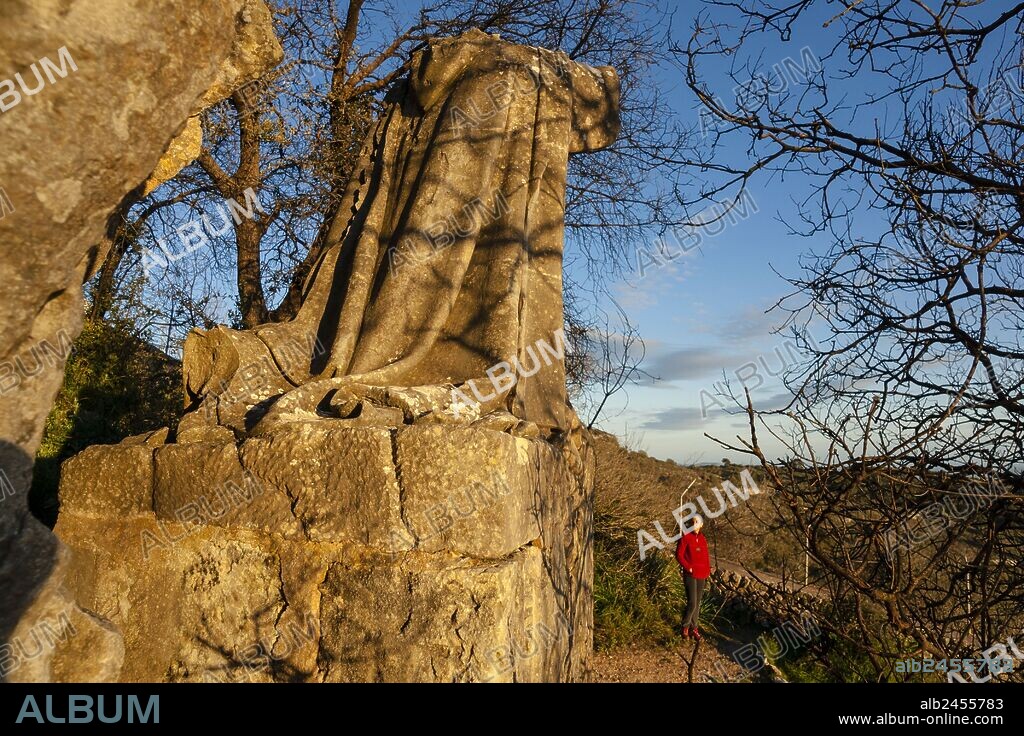 estatua en la cueva del Beato Ramon Llull, puig de Randa, Algaida, mallorca, islas baleares, españa, europa.
