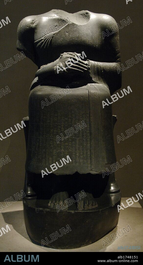 ARTE MESOPOTAMICO. SUMERIO. Escultura de GUDEA, príncipe, patesi o ensi de Lagash. (Hacia a. C 2120). Escultura realizada en diorita, llamada la"colosal". Dedicada a la diosa Ningirsu. Tello, antigua ciudad de Girsú. (Irak). Museo del Louvre. París. Francia.