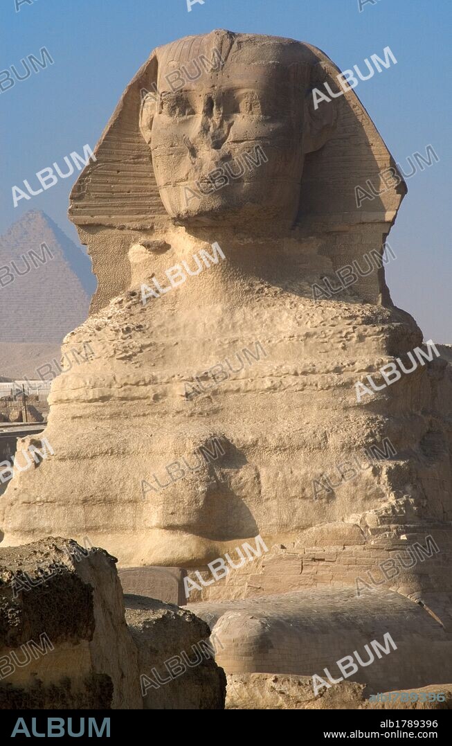 ARTE EGIPCIO. EGIPTO. GRAN ESFINGE DE GIZA. Tallada en roca caliza, tiene forma de león con cabeza humana. Se dice que la cabeza podría representar al faraón Kefrén. Acostada y mirando a oriente, mide 57 m. de longitud y 20 m. de altura. Construida como centinela protectora en la ribera occienetal del Río Nilo, en el siglo XXVI a. C. (DINASTIA IV). PERIODO ANTIGUO. Alrededores del Cairo.