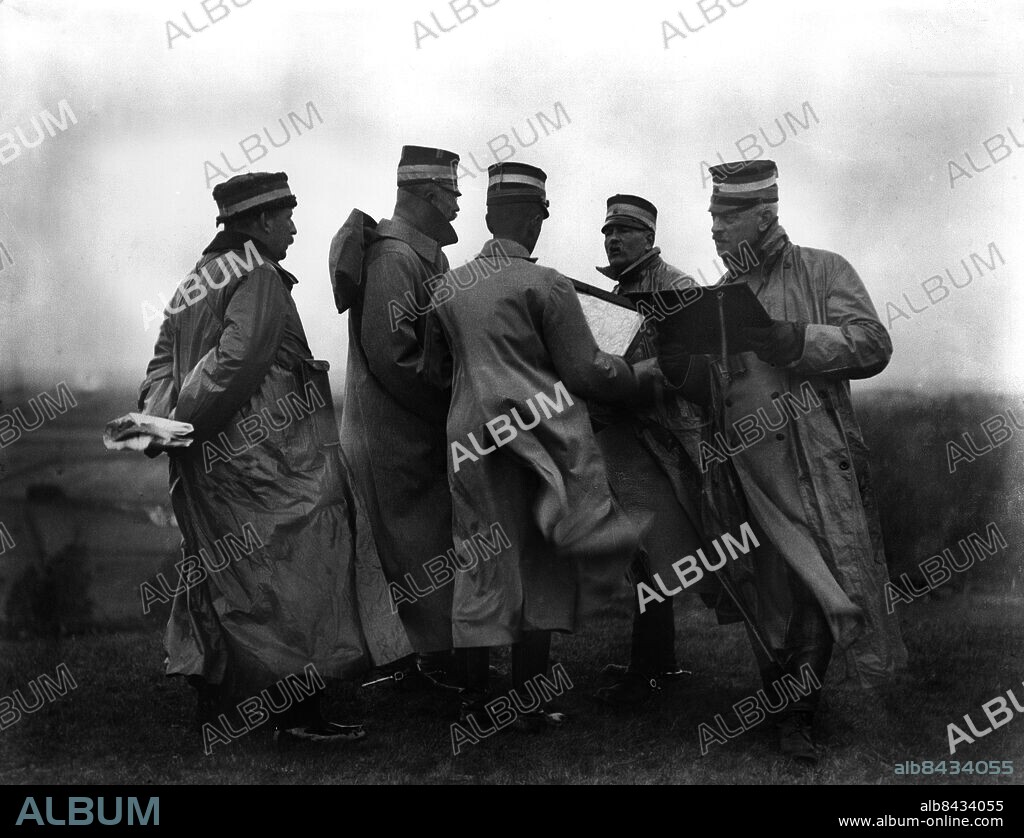 ARKIV 1912. Gustaf V deltar i en militärmanöver. Till vänster Sveriges förste civile krigsminister David Bergström.. Swedish king Gustaf V (second to the left) at a militay maneuver in Stockholm. The man behind the king is the war minister David Bergström.. Foto: TT Historical/1900. SCANPIX SWEDEN.