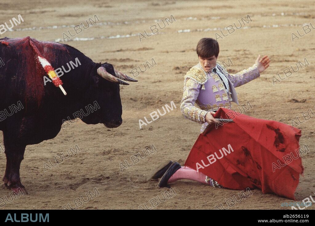 ESPARTACO  JUAN ANTONIO RUIZ  MATADOR DE TOROS ESPAÑOL . ESPARTINAS 1962 -   AÑO 1989  TOREANDO DE RODILLAS;.